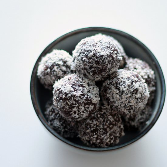 Easy Vegan Chocolate Balls - Recipe photo by paperandheart