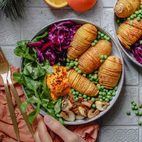 Vegan Hasselback Potatoes Bowl - Recipe photo by veggi.es