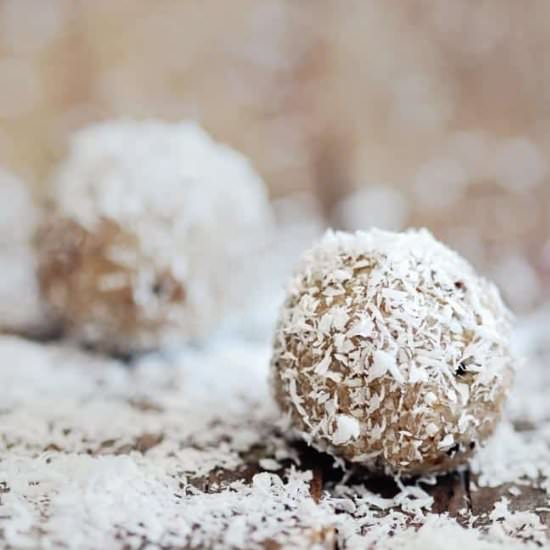energy balls - Recipe photo by hellonatural