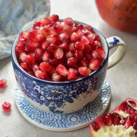 how to cut a pomegranate - Recipe photo by everyday-delicious.com