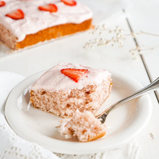 Mini Strawberry Sheet Cake - Recipe photo by alieromano