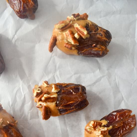 Apple Pie Stuffed Medjool Dates - Recipe photo by Macaroniebites
