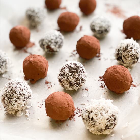 Raw, vegan truffles - Recipe photo by La Casa de Sweets