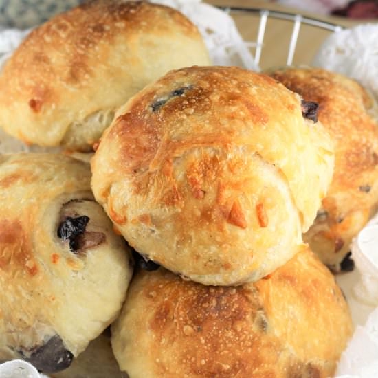 Olive and Cheese Buns - Recipe photo by Mangia Bedda
