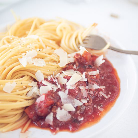 Crockpot spaghetti sauce with meat - Recipe photo by by Andrea Janssen
