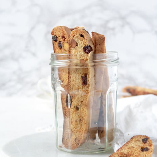 cranberry and pistachio biscotti - Recipe photo by Loud Bowl
