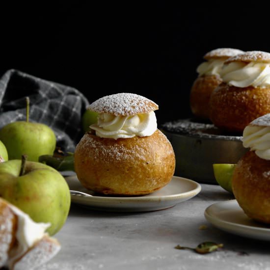 spiced apple sourdough semlor - Recipe photo by tentimestea