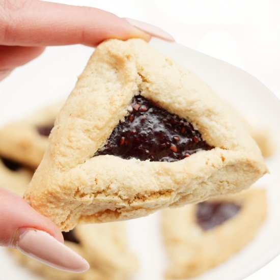 Raspberry Hamantashen (vegan, gf) - Recipe photo by Lovemybodybymiriam