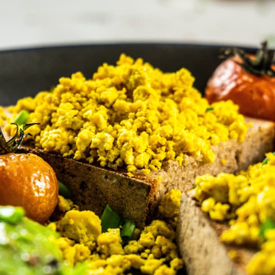 Five Minute Vegan Egg Scramble - Recipe photo by Lifeandlemons
