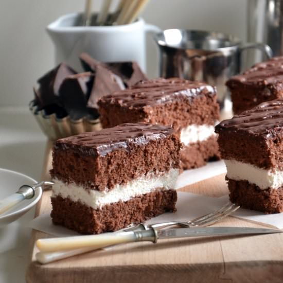 Whipped cream chocolate cake - Recipe photo by Foodohfood
