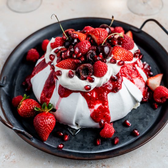 Pavlova with Red Berries and Whippe - Recipe photo by leisurefanclub