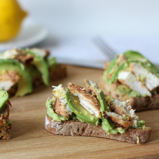 Avocado and chicken toasts - Recipe photo by mecooks.com