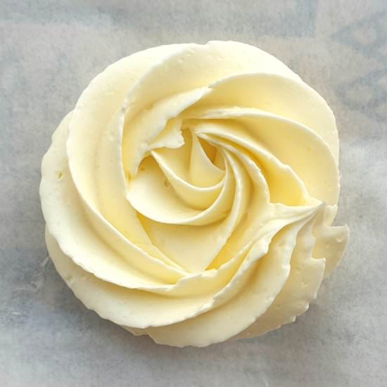 Easy buttercream - Recipe photo by Flours n frostings