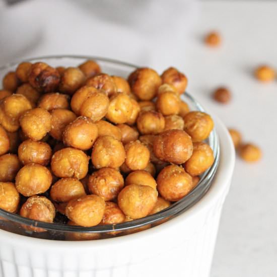 Crispy roasted chickpeas - Recipe photo by DamnTastyVegan