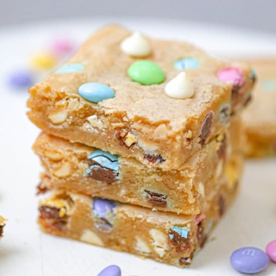 Easter M&M Chocolate Chip Blondies - Recipe photo by thebakingchocolatess