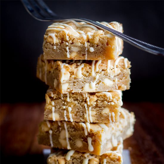 One Bowl White Chocolate Blondies - Recipe photo by KitchenMason