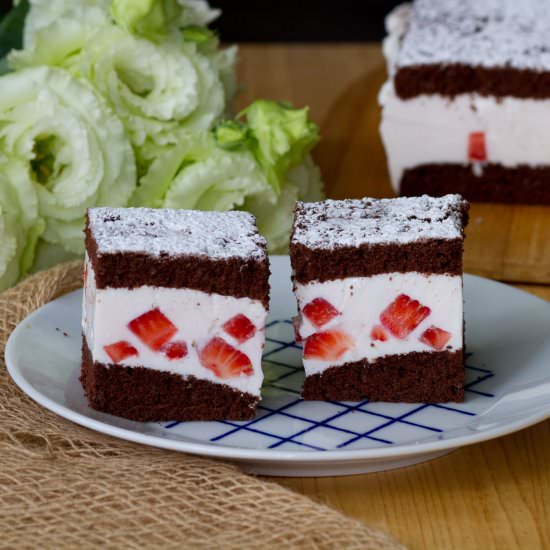 Yoghurt cake with strawberries - Recipe photo by mecooks.com
