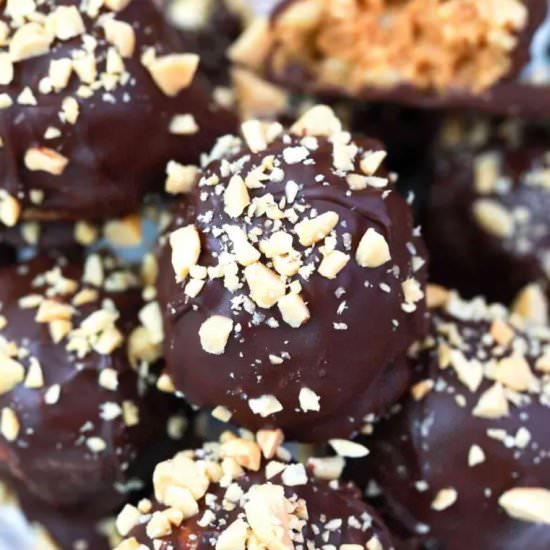 Crispy Peanut Butter Balls - Recipe photo by peasandpeonies