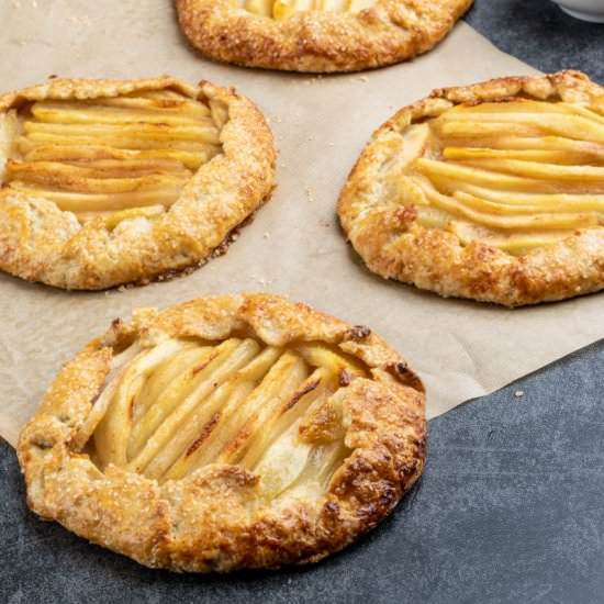 Easy tart with pears and cinnamon - Recipe photo by Good Balanced Food