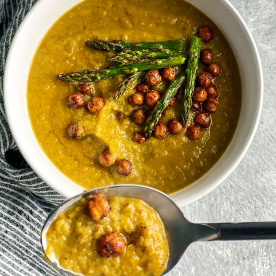 Asparagus soup & crunchy garbanzos - Recipe photo by Theperksofbeingus