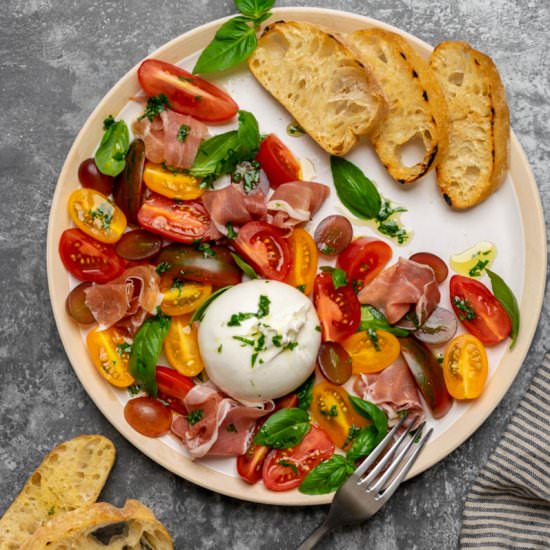Tomato salad with burrata - Recipe photo by Good Balanced Food