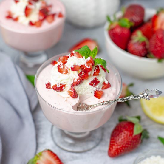 QUICK STRAWBERRY MOUSSE (NO GELATIN - Recipe photo by theyummybowl
