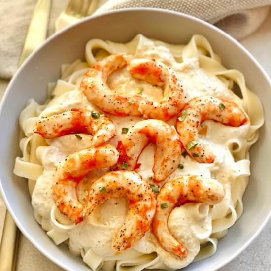 Easy Vegan Shrimp Alfredo - Recipe photo by THE VGN WAY