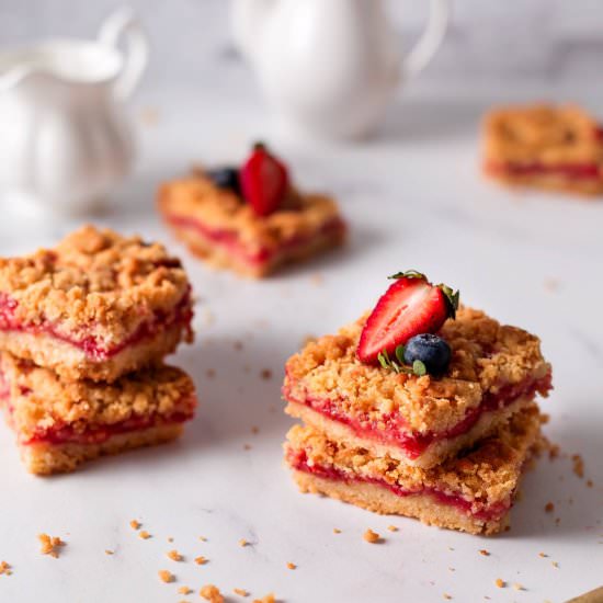 Strawberry Crumb Bars Recipe - Recipe photo by yummology