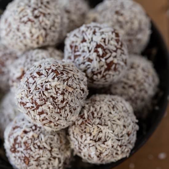 Chocolate oatmeal balls - Recipe photo by electricbluefood