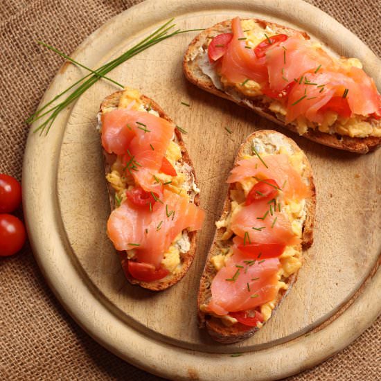 Smoked salmon scrambled egg toast - Recipe photo by thetastychilli