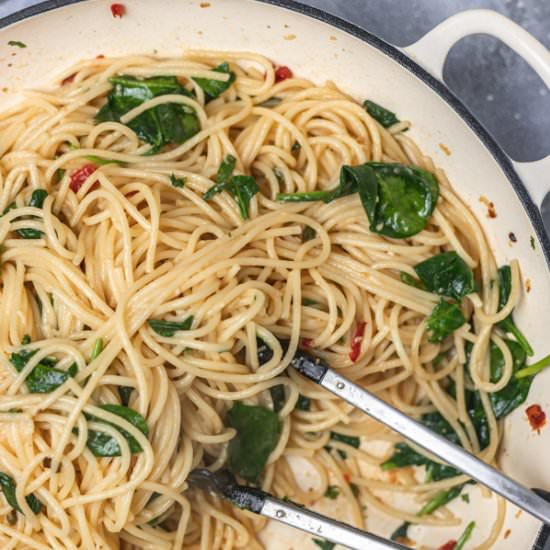 Garlic butter pasta with spinach - Recipe photo by Thedinnerbite