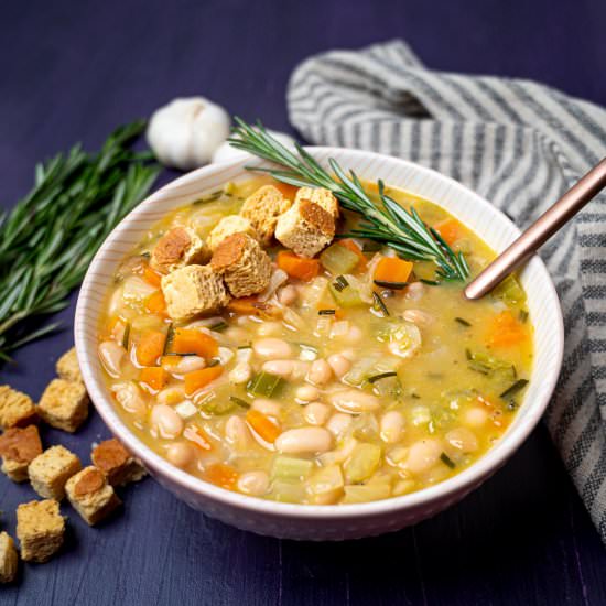 Vegan White Bean Soup with Rosemary - Recipe photo by skinnyspatula