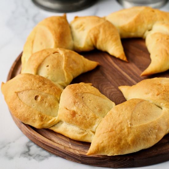 Olive Oil Wreath Bread - Recipe photo by karenskitchenstories