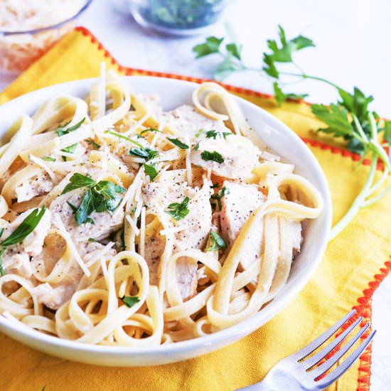 Easy Chicken Alfredo Recipe - Recipe photo by pipandebby