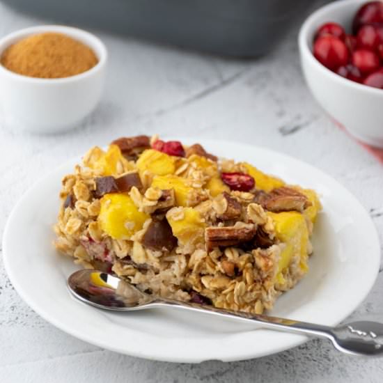 Healthy baked oatmeal with mango - Recipe photo by Good Balanced Food