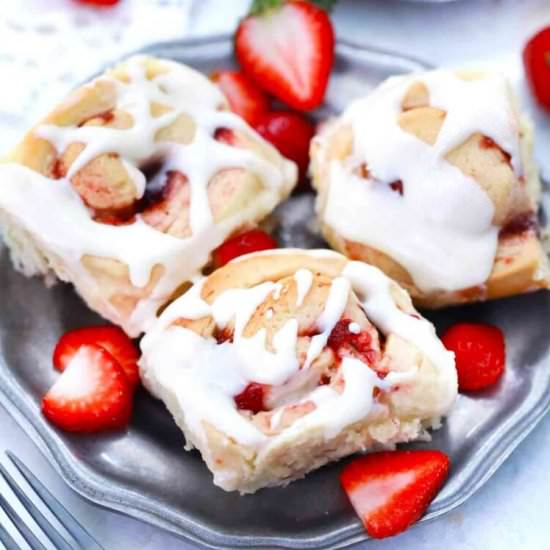 Strawberry Rolls - Recipe photo by peasandpeonies