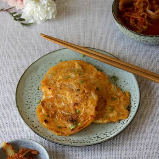 Kimchijeon, Korean kimchi pancakes - Recipe photo by Travel and Food