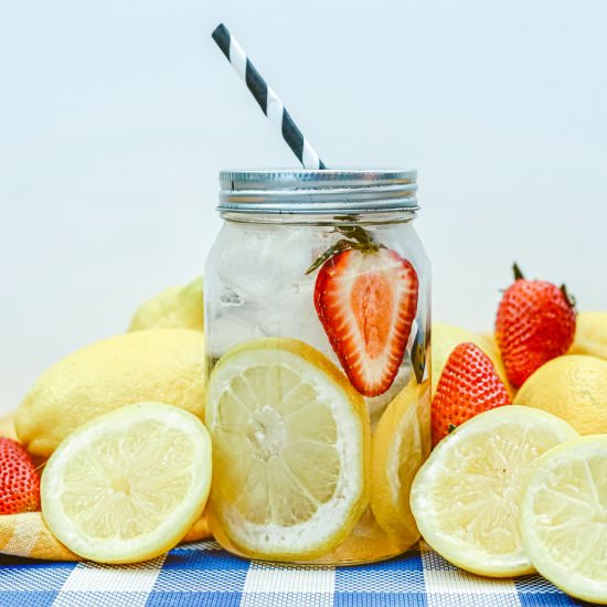 Strawberry Lemonade Vodka Drink - Recipe photo by Everything Pretty