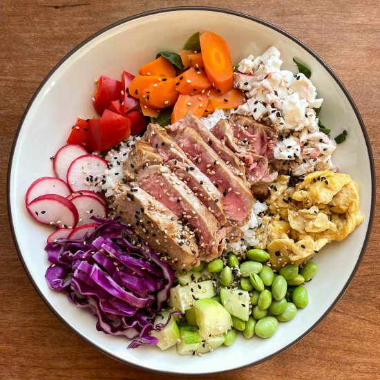 Rainbow poke bowl with seared tuna - Recipe photo by uglyducklingbakery