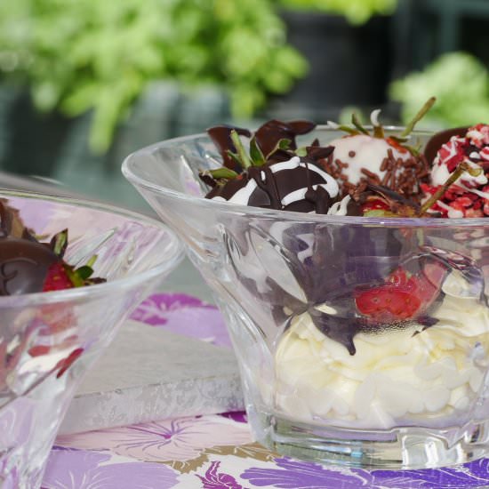 Chocolate-dipped strawberries - Recipe photo by TheWorldIsAnOyster