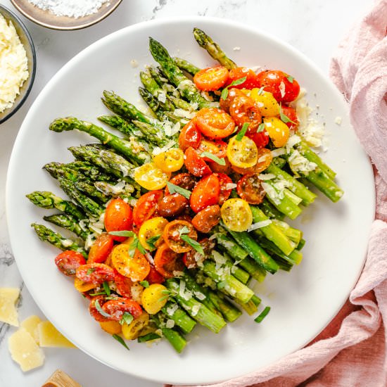 EASY ASPARAGUS WITH CHEESE AND TOMA - Recipe photo by theyummybowl