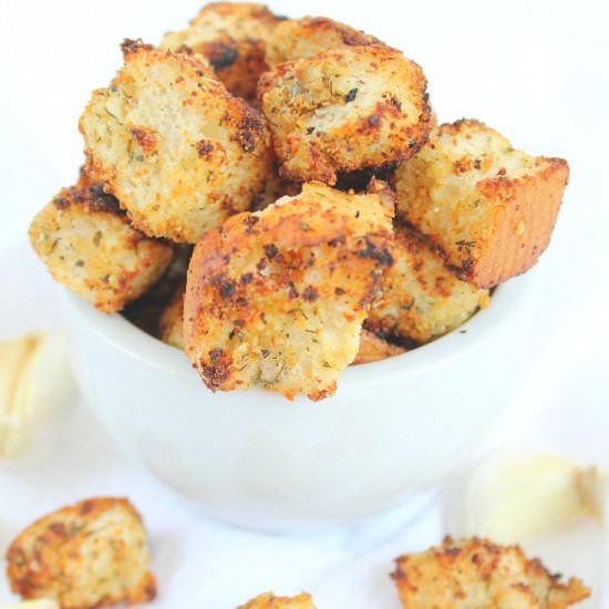 GARLIC HERB CROUTONS - Recipe photo by Easy Peasy Creative Ideas