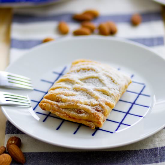 Puff pastry with almond cream - Recipe photo by mecooks.com