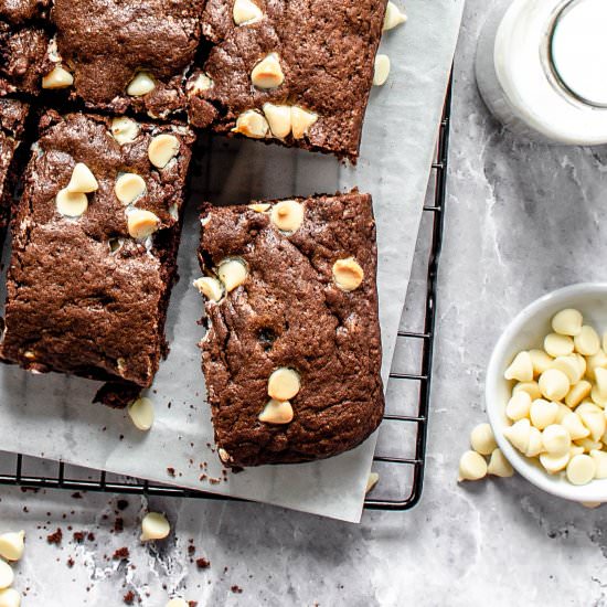 White Chocolate Chip Brownies - Recipe photo by Chopnotch