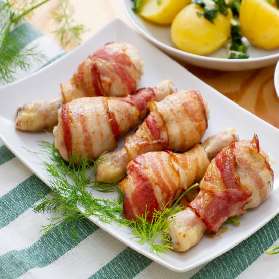 Chicken drumsticks in bacon - Recipe photo by mecooks.com