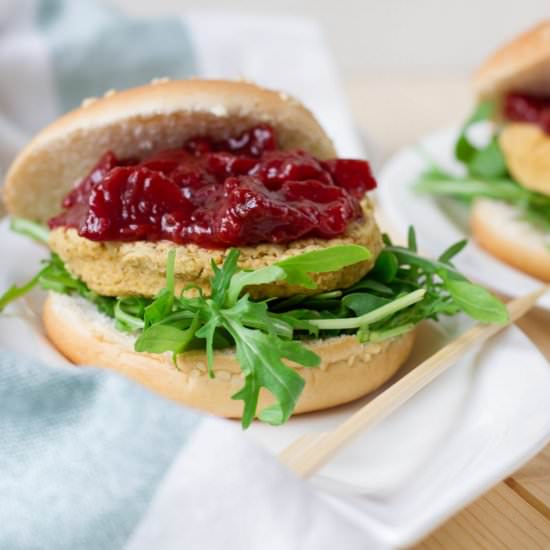 Chickpea burgers with plum sauce - Recipe photo by mecooks.com