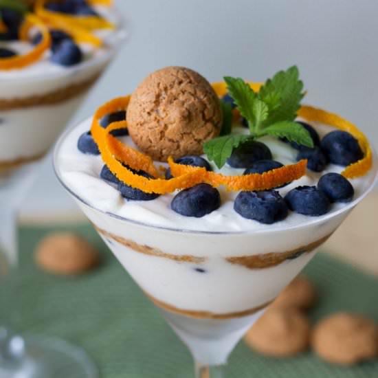 Yoghurt dessert with blueberries - Recipe photo by mecooks.com