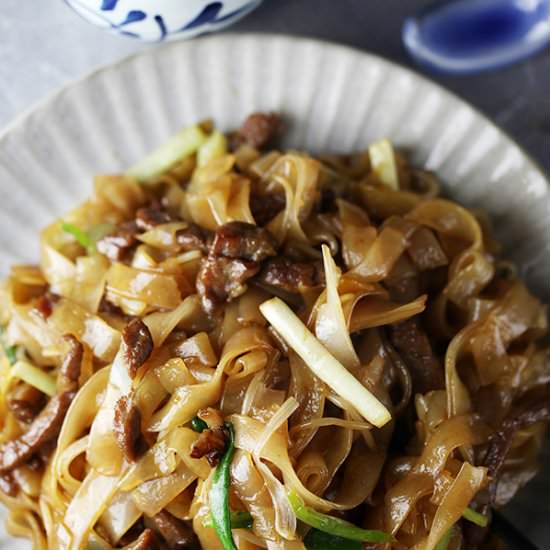 Beef Stir-fried with Rice Noodles - Recipe photo by adailyfood