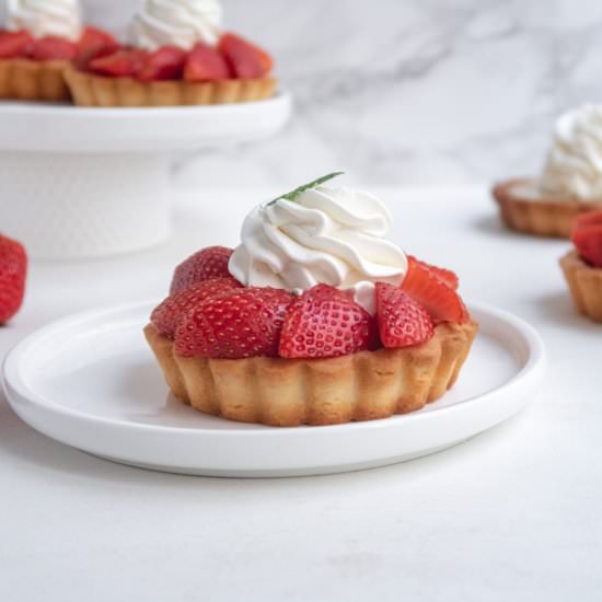 Strawberry and Rhubarb Tartlets - Recipe photo by Loud Bowl
