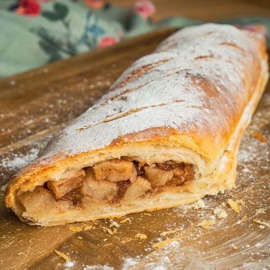 Apple Strudel with Puff Pastry - Recipe photo by Flawless Food